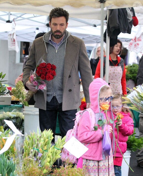 Le beau Ben Affleck et ses deux filles Violet et Seraphina au célèbre Farmers Market, à Brentwood, le 27 janvier 2013