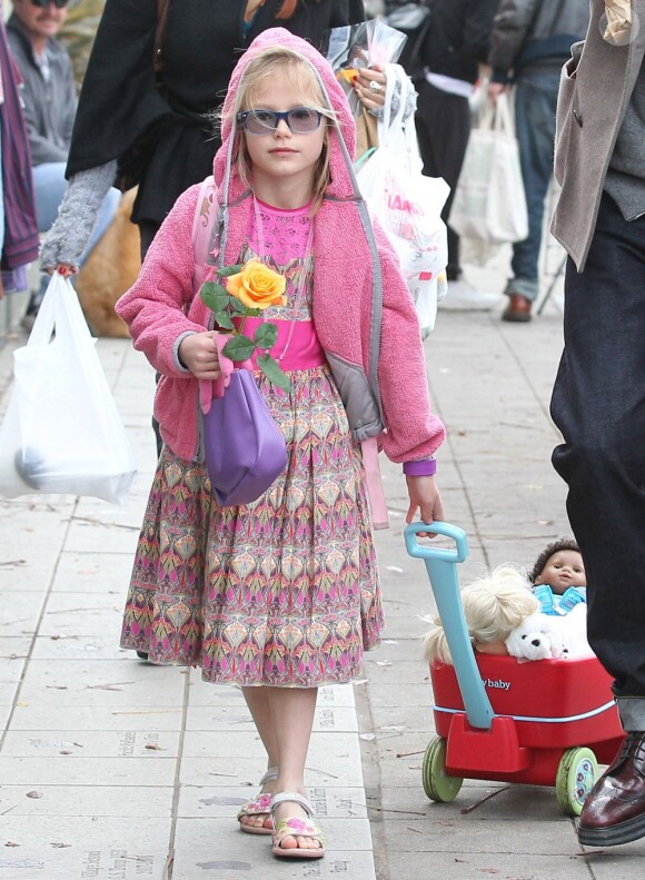Ben Affleck et ses deux filles Violet, 7 ans et Seraphina, 4 ans, au célèbre Farmers Market, à Brentwood, le 27 janvier 2013 - Seraphina a les mêmes lunettes