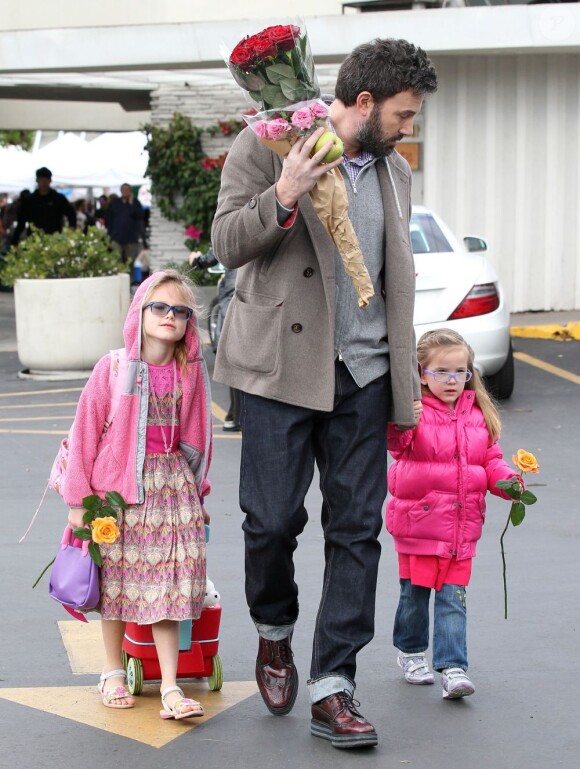 Ben Affleck et ses deux filles Violet et Seraphina, toujours en rose, au célèbre Farmers Market, à Brentwood, le 27 janvier 2013