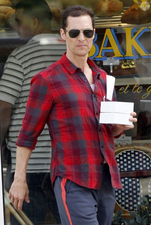 Matthew McConaughey, cheveux courts et lunettes de soleil, l'acteur la joue à la cool pour l'anniversaire de sa belle à la Nouvelle-Orléans, le 28 janvier 2013.