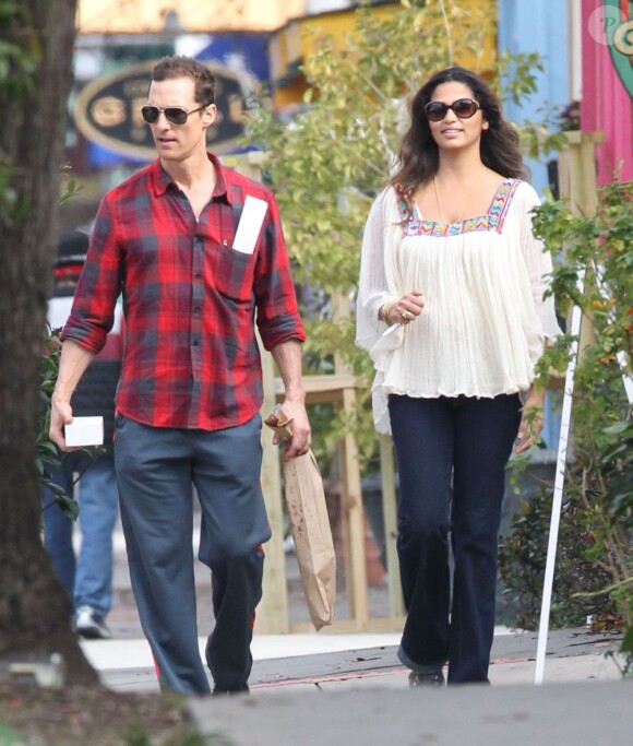 Matthew McConaughey tout sourire au côté de sa femme Camila Alves à la Nouvelle-Orléans, le 28 janvier 2013.