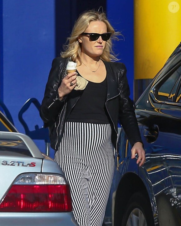 L'actrice Malin Akerman, enceinte, déguste une glace lors d'une séance shopping à Burbank près de Los Angeles, le 28 janvier 2013.