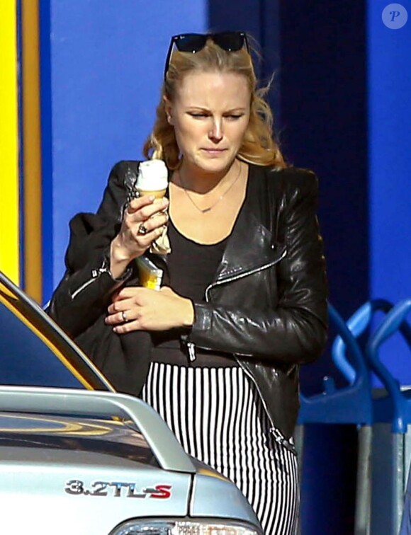 Malin Akerman déguste une glace lors d'une séance shopping à Burbank près de Los Angeles, le 28 janvier 2013.