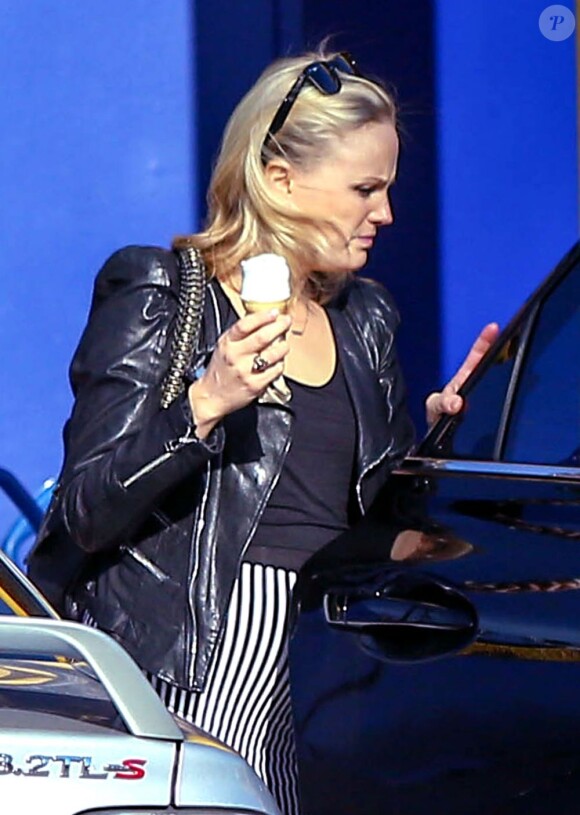 L'actrice Malin Akerman, enceinte, déguste une glace lors d'une séance shopping à Burbank près de Los Angeles, le 28 janvier 2013.