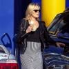 Malin Akerman, enceinte, déguste une glace lors d'une séance shopping à Burbank près de Los Angeles, le 28 janvier 2013.