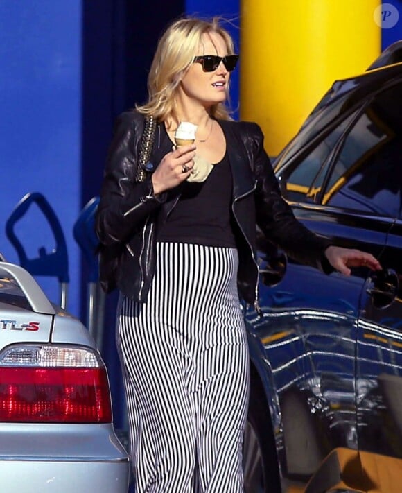 Malin Akerman, enceinte, déguste une glace lors d'une séance shopping à Burbank près de Los Angeles, le 28 janvier 2013.