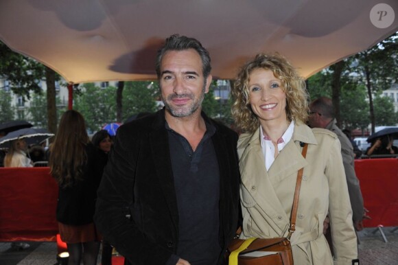 Jean Dujardin et Alexandra Lamy lors de la première d'Un bonheur n'arrive seul au Gaumont Marignan de Paris, le 15 juin 2012.