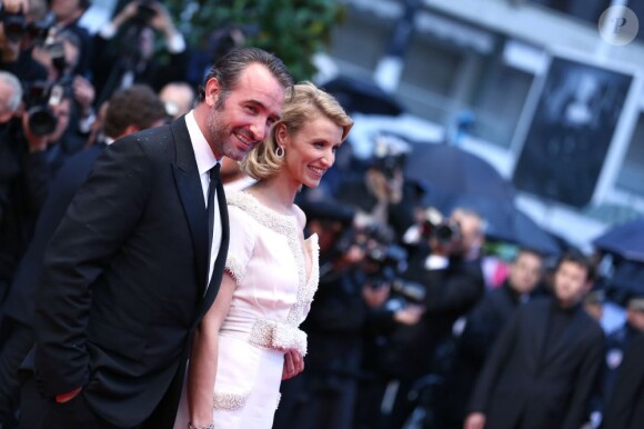 Jean Dujardin et sa compagne Alexandra Lamy sur les Marchés du Festival de Cannes pour le film Thérère Desqueyroux, le 27 mai 2012.