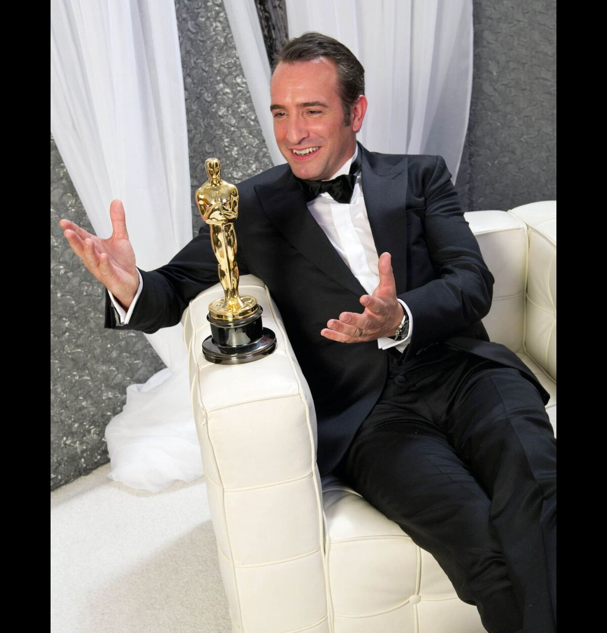 Vidéo : Jean Dujardin pose avec son Oscar du meilleur acteur, le 26 ...