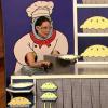 La jolie Lucy Liu est l'invitée de l'animateur Jimmy Fallon, le 29 janvier 2013. Elle l'affronte dans une épreuve du jeu Papier, cailloux, ciseaux.