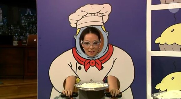 Lucy Liu est l'invitée de l'animateur et comique Jimmy Fallon, le 29 janvier 2013. Elle l'affronte dans une épreuve du jeu Papier, cailloux, ciseaux.