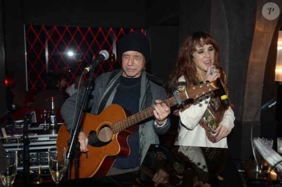 Jean-Louis Aubert et Zaz à l'after-show des Enfoirés qui s'est déroulée dans une chaude ambiance Chez Castel, à Paris, le 28 janvier 2012.