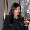Kim Kardashian tient un sac Birkin d'Hermès en noir à New York. Le 15 janvier 2013.