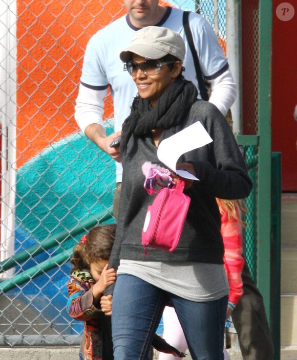 Halle Berry est allée chercher sa fille Nahla à la sortie de l'école à Los Angeles. Le 29 janvier 2013.