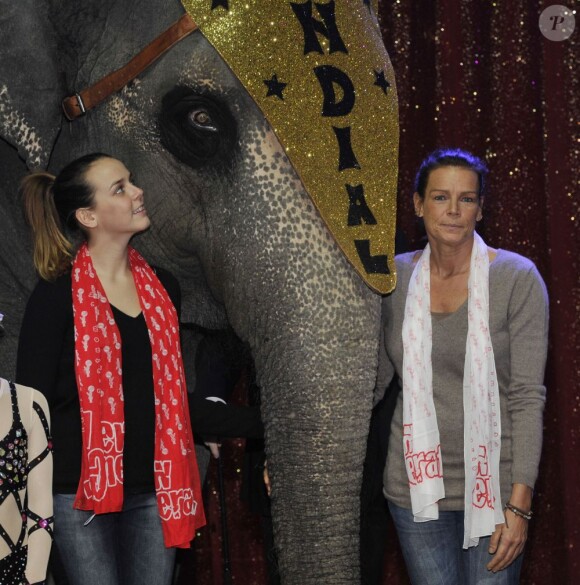 La princesse Stéphanie de Monaco et sa fille Pauline avec les artistes de la 2e édition du New Generation, un festival de cirque consacré aux jeunes talents, à Monaco, le 31 janvier 2013.