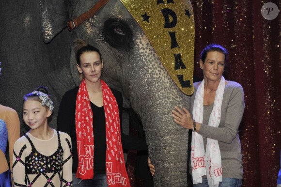 La princesse Stéphanie de Monaco et sa fille Pauline réunies autour des artistes de la 2e édition du New Generation, un festival de cirque consacré aux jeunes talents, à Monaco, le 31 janvier 2013.