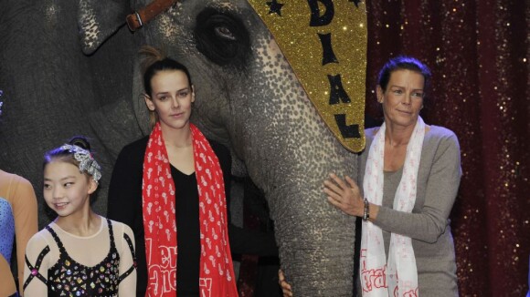 Pauline et Stéphanie de Monaco complices avec les jeunes talents du cirque