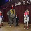 La princesse Stéphanie de Monaco et sa fille Pauline (présidente du jury) réunies autour des artistes de la 2e édition du New Generation, un festival de cirque consacré aux jeunes talents, à Monaco, le 31 janvier 2013.