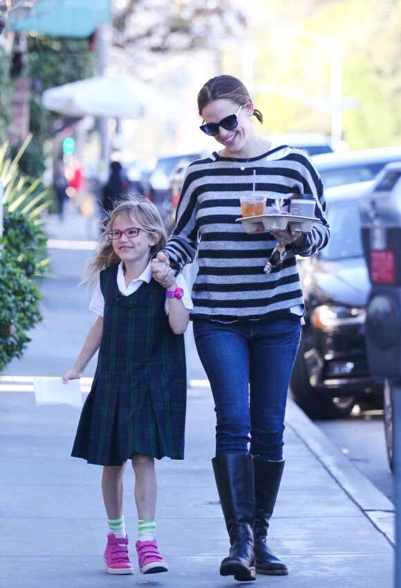 Jennifer Garner et sa fille Violet, à la sortie de l'école, sortent du restaurant Louise à Brentwood, le 31 janvier 2013