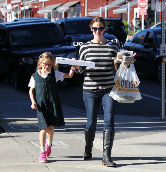 Jennifer Garner une pizza à la main et sa fille Violet sortent du restaurant Louise à Brentwood, le 31 janvier 2013