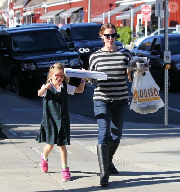 Jennifer Garner et sa fille Violet sortent du restaurant Louise où elles ont acheté une pizza à Brentwood, le 31 janvier 2013
