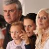 Laure Manaudou, sa fille Manon et ses parents Jean-Luc et Olga dans les tribunes à Chartres lors de la victoire de l'équipe de France du relais masculin 4x50m 4 nages lors des Championnats d' Europe de natation à Chartres le 22 novembre 2012