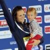 Laure Manaudou et sa fille Manon après sa victoire au Championnat d'Europe de natation de CHartres le 24 novembre 2013