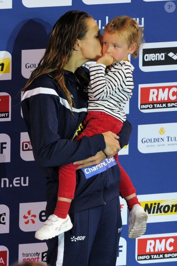 Laure Manaudou et sa fille Manon après sa victoire au Championnat d'Europe de natation de CHartres le 24 novembre 2013