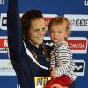 Laure Manaudou et sa petite Manon le 24 novembre 2012 lors des championnats d'Europe à Chartres après sa victoire sur 50m dos