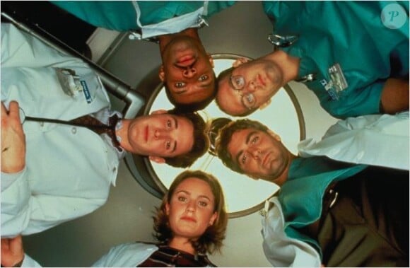 Anthony Edwards, Eriq La Salle, George Clooney, Noah Wyle, Sherry Stringfield, sur une affiche promo pour la série Urgences.