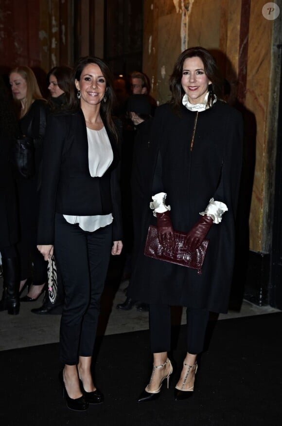 Les princesses Marie et Mary de Danemark prêtes pour le défilé Malene Birger, le 31 janvier 2013 à Copenhague.
