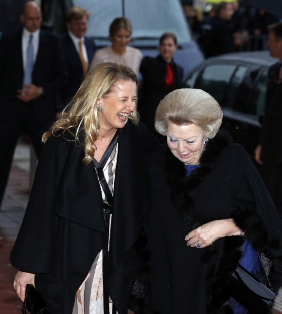 La reine Beatrix arrive avec la princesse Mabel, épouse de Friso, pour sa soirée d'anniversaire. La famille royale d'Orange-Nassau était rassemblée au Théâtre Beatrix d'Utrecht le 1er février 2013 pour célébrer les 75 ans de la reine Beatrix des Pays-Bas, née le 31 janvier 1938.