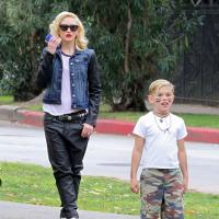 Gwen Stefani : Lumineuse, elle veille sur ses deux garçons prêts pour la guerre