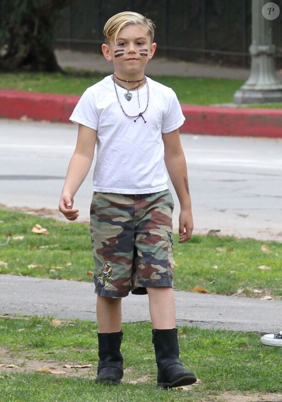 Kingston, six ans, se tient prêt pour aller à la guerre avec ses bandes noires sur les joues, un short camouflage et des bottes. Los Angeles, le 2 février 2013.