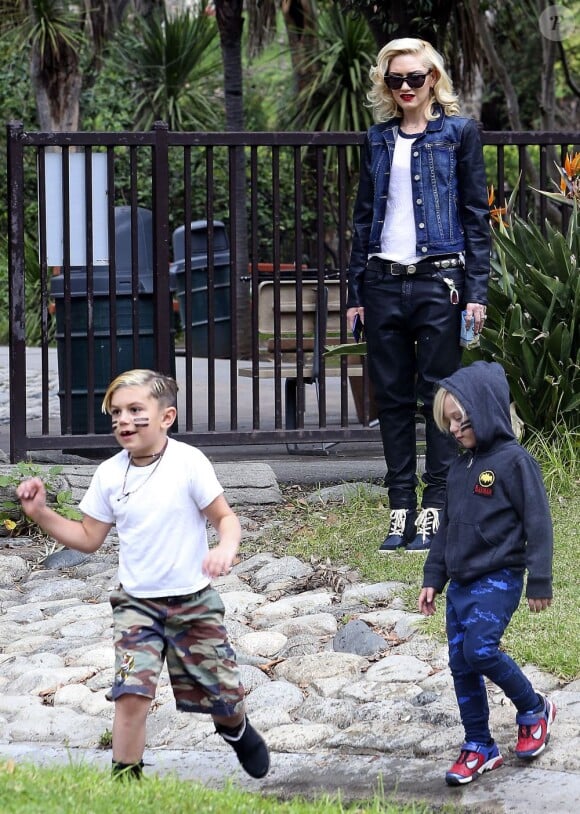 Gwen Stefani veille sur ses fils Kingston et Zuma au cours d'une après-midi dans un parc du quartier de Bel Air. Los Angeles, le 2 février 2013.
