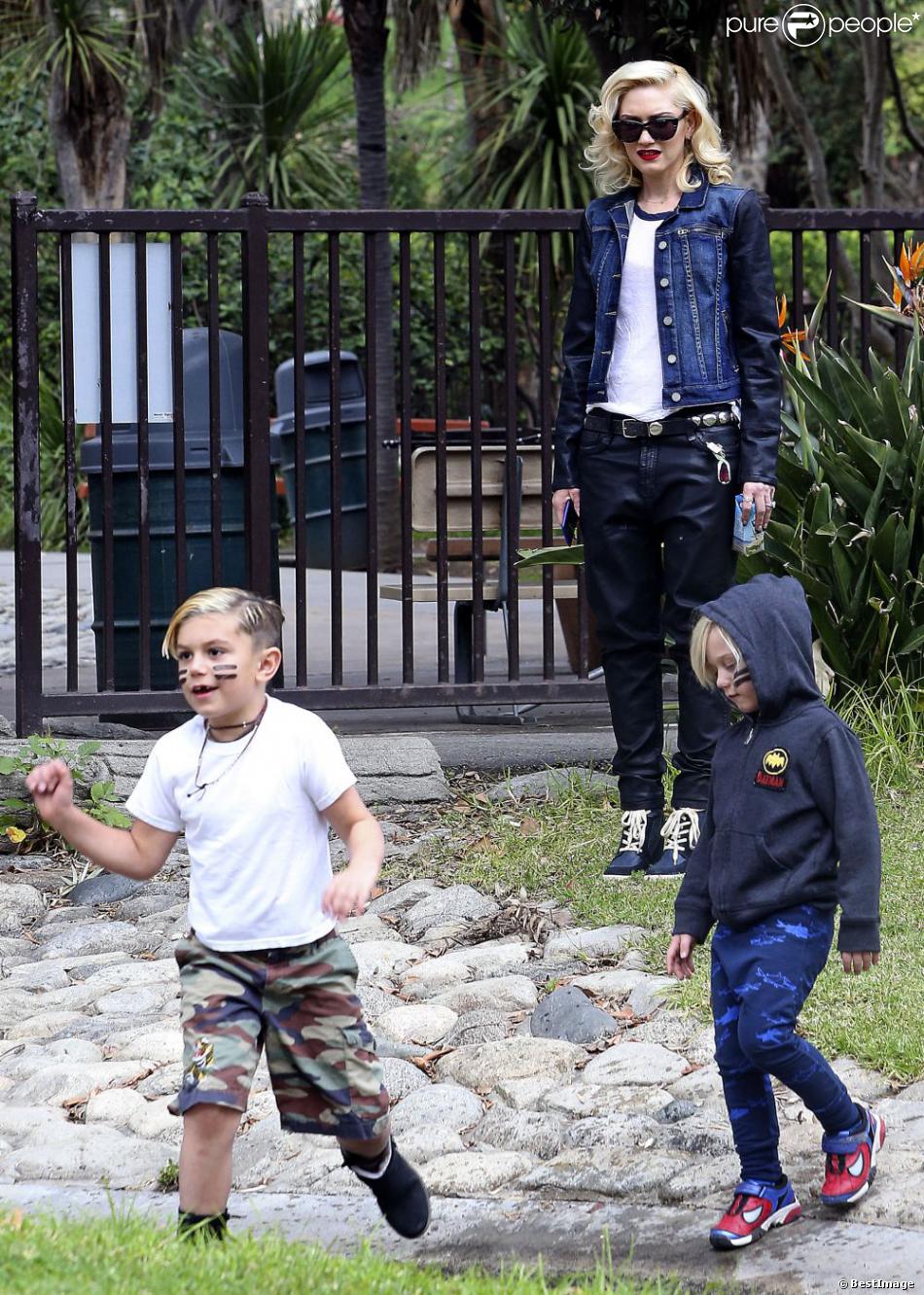 Gwen Stefani veille sur ses fils Kingston et Zuma au cours d&#039;une après-midi dans un parc du quartier de Bel Air. Los Angeles, le 2 février 2013.