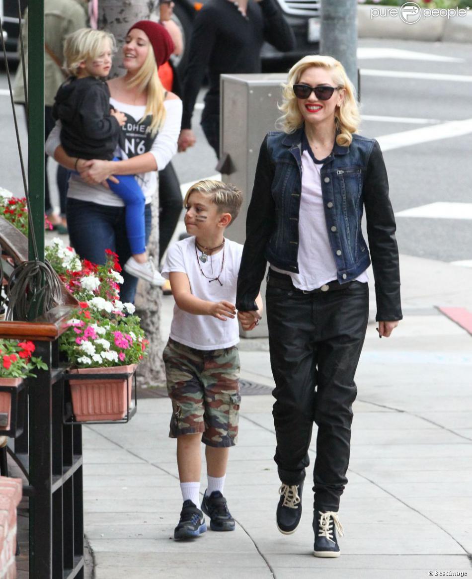 Gwen Stefani et son fils Kingston se dirige vers le Cafe Med à West Hollywood, suivis de Zuma et sa nounou. Le 2 février 2013.