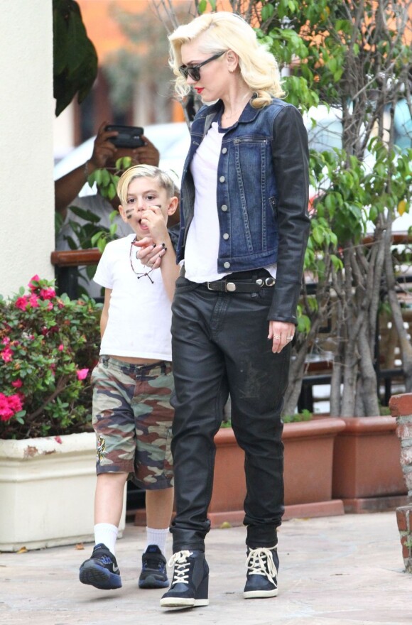 Gwen Stefani et son fils Kingston à l'issue de leur goûter au Cafe Med à West Hollywood. Le 2 février 2013.