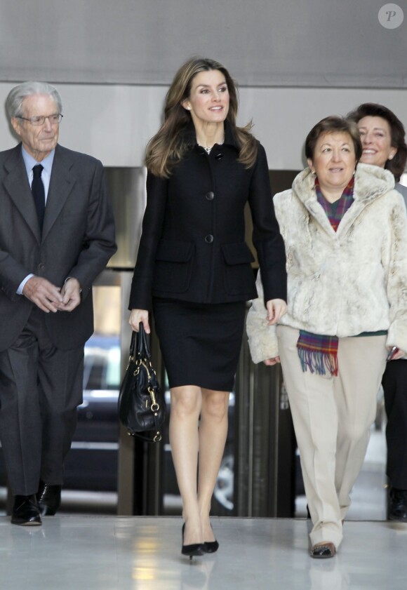 La princesse Letizia, présidente d'honneur de l'Association espagnole de lutte contre le cancer, présidait le 4 février 2013 dans le cadre de la Journée mondiale contre le cancer le Forum 'Pour une approche globale', au siège de la société Garrigues, à Madrid.
