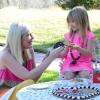 L'actrice Tori Spelling fête la Saint-Valentin en avance avec sa fille Stella, chez elle à Los Angeles, le 4 février 2013.