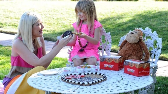 Tori Spelling prépare la Saint-Valentin avec Stella, un gros cookie et un singe