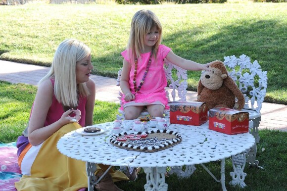 Tori Spelling fête la Saint-Valentin en avance avec sa fille Stella et le singe de celle-ci, chez elle à Los Angeles, le 4 février 2013.