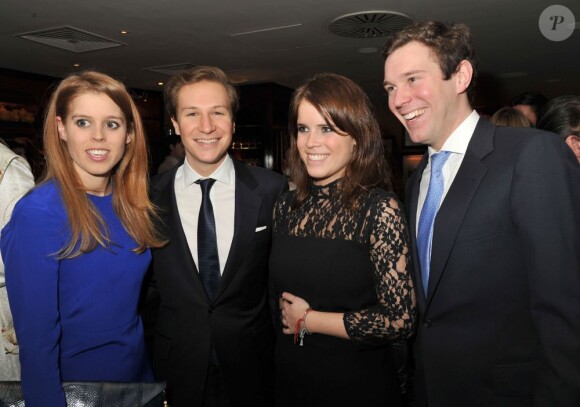 Beatrice d'York, Dave Clark, Eugenie d'York et Jack Brooksbank posant ensemble lors de la soirée du Nouvel An chinois organisée le 4 février 2013 à Londres par Sir David Tang.