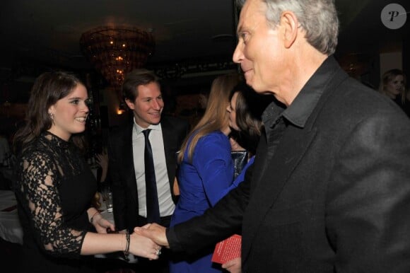 Eugenie d'York saluant Tony Blair tandis que sa soeur Beatrice et son compagnon Dave saluent Cherie Blair, lors de la soirée du Nouvel An chinois organisée le 4 février 2013 à Londres par Sir David et Lady Lucy Tang.
