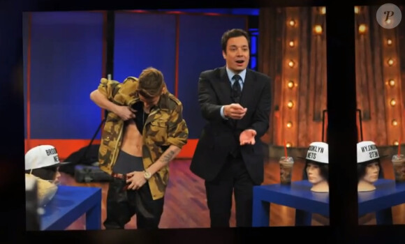 Justin Bieber, montre ses abdos, sur le plateau de Jimmy Fallon, le 5 février 2013.