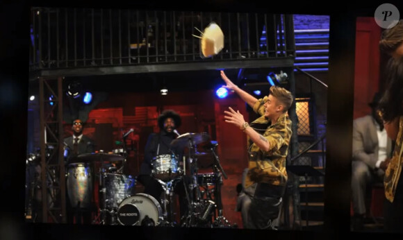 Justin Bieber, s'amuse à lancer des pâtes sur le public, sur le plateau de Jimmy Fallon, le 5 février 2013.