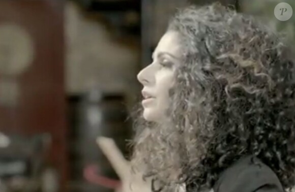 Sophie Delila, dans son clip "What Did I do", en duo avec Christophe Willem, mis en ligne le 4 février 2013.