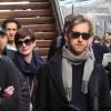 Anne Hathaway et son mari Adam Shulman (ici au premier plan avec l'écharpe grise) sont arrivés à Paris, Gare du Nord, le 6 février 2013.