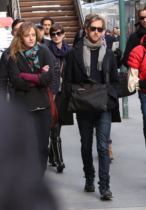 Anne Hathaway et son mari Adam Shulman (ici au premier plan avec l'écharpe grise) sont arrivés à Paris, Gare du Nord, le 6 février 2013.
