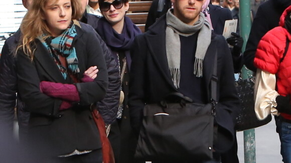 Anne Hathaway, souriante et heureuse pour son arrivée à Paris avec son mari